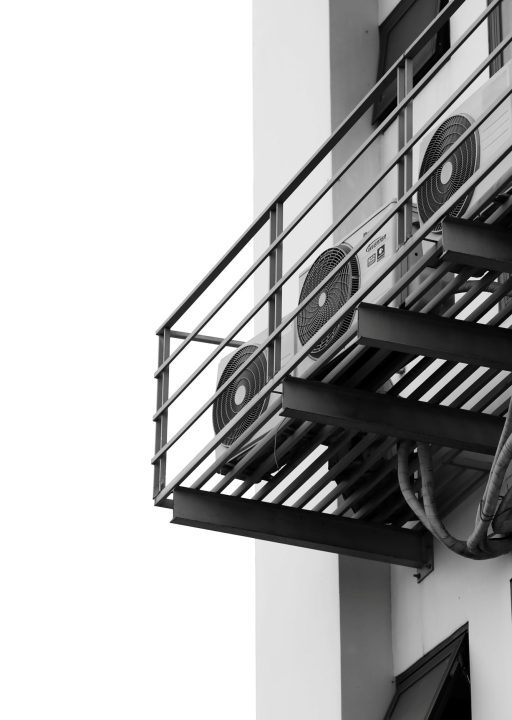 Extractores de aire montados en la fachada de un edificio