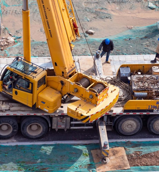 Grúa móvil operando en una obra en construcción