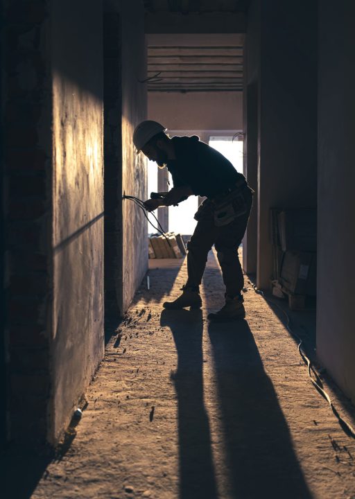 Trabajador cortando cable con pinzas de electricista